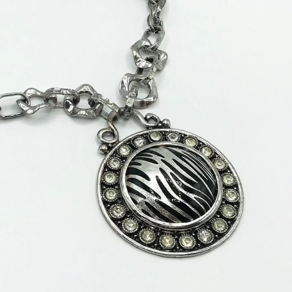 Vintage 18"-20" Necklace Silver Toned Chain With Round Black Animal Print Design - Picture 1 of 3